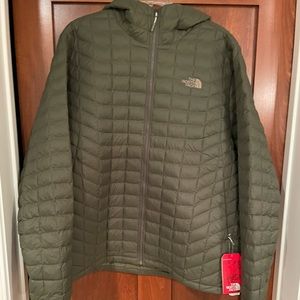 Men’s Northface thermoball hooded jacket.